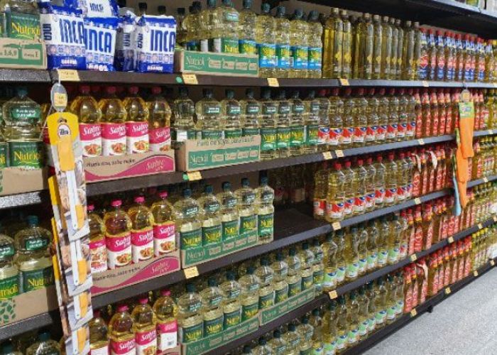 Los aceites y grasas vegetales incrementaron fuertemente sus precios. Estante en tienda Superama en la Ciudad de México (Foto: Twitter)