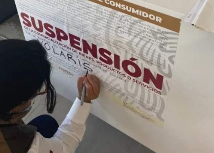 La Profeco colocó diversos carteles de suspensión en las aerolíneas Volaris y VivaAerobus. (Foto: Profeco)