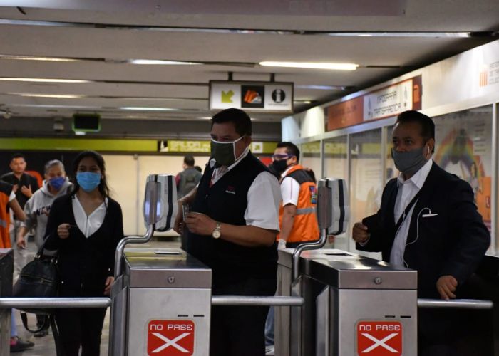 Usuarios con cubrebocas en el Metro de la Ciudad de México. (Foto: STC Metro)