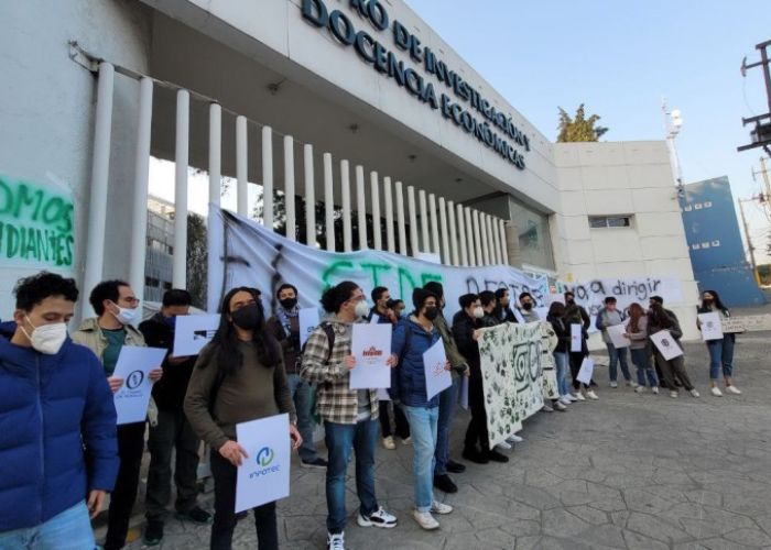 Desde temprana hora del lunes los estudiantes manifestaron su rechazo al proceso de nombramiento del director general (Foto: Twitter plumaverde.org)