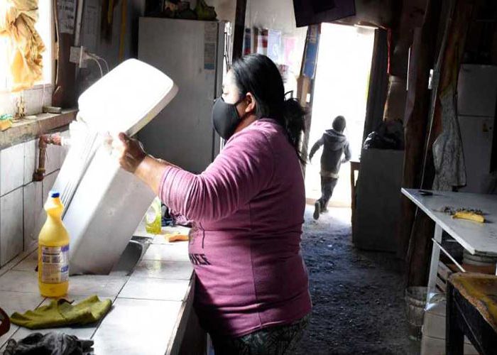 Mujer realizando trabajo doméstico. (Foto: CIEG UNAM)