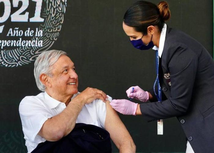 El presidente de México recibió la tercera dosis contra el covid-19 al finalizar la conferencia de prensa.(Foto: Gobierno de México) 