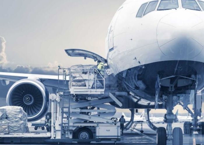 Trabajadores aeroportuarios cargan una aeronave. (Foto: Gobierno de México)