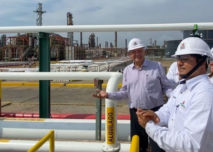 AMLO supervisa las obras de rehabilitación para la refinería de Salina Cruz, Oaxaca (Foto: Presidencia)