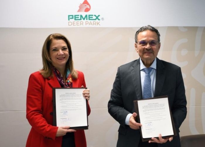 El director de Pemex, Octavio Romero Oropeza en la firma de compra total de Deer Park. (Foto: @Pemex)