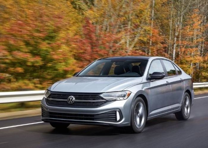 El nuevo Jetta 2022 esta disponible en 4 versiones.