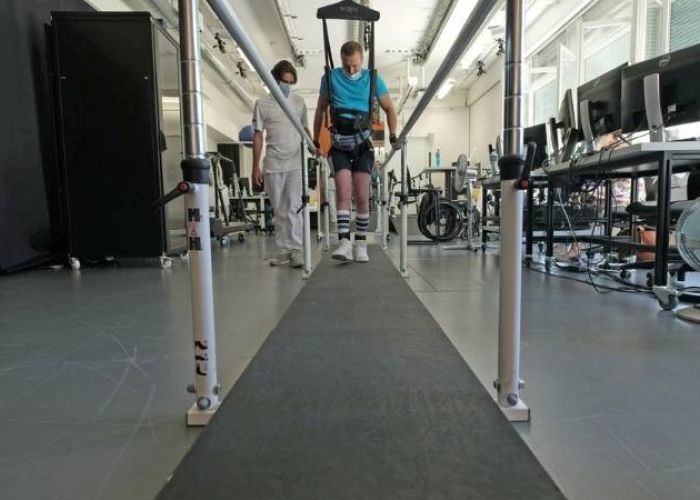 Tres pacientes parapléjicos lograron volver a caminar tras electrodos personalizados e I.A.