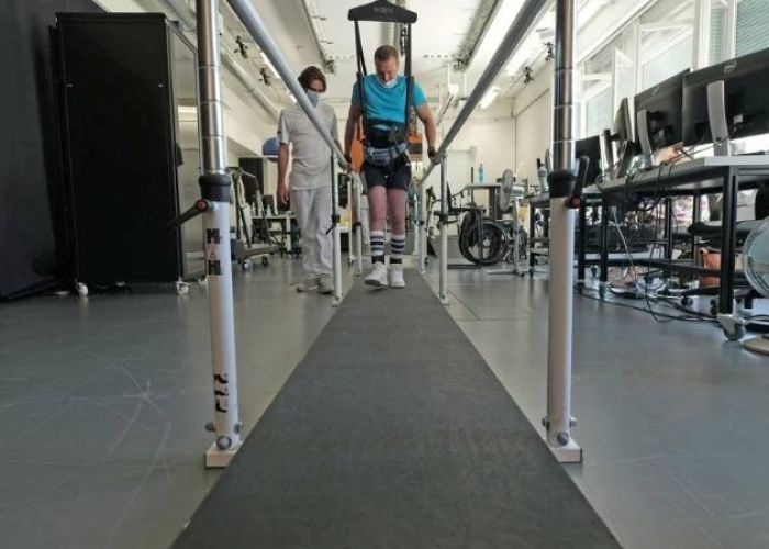 Tres pacientes parapléjicos lograron volver a caminar tras electrodos personalizados e I.A. 