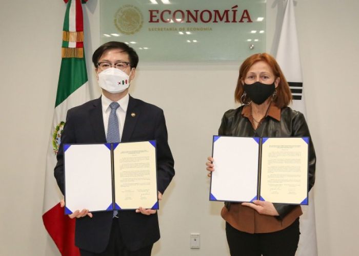 La secretaria de Economía, Tatiana Clouthier, y el ministro de Comercio de la República de Corea, Han-koo Yeo, en la firma del inicio de las negociaciones en la Ciudad de México (Foto: Secretaría de Economía)