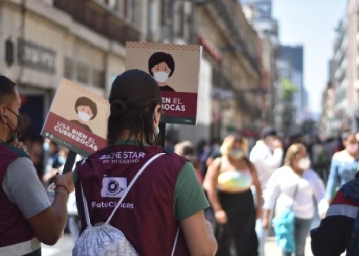 Promoción del uso de cubrebocas en la calle de Madero, CDMX. (Foto: Arena Pública)