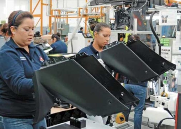 Entre las razones para recortar el pronóstico se encuentran los cuellos de botella globales para la industria. (Foto: Gobierno de México)