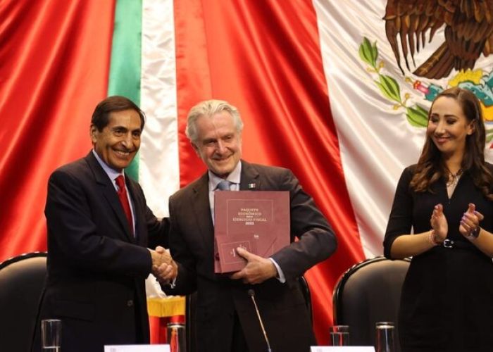 El Secretario de Hacienda, Rogelio Rodríguez de la O, entregando el PE 2023 al Presidente del Congreso de la Unión, Santiago Creel. (@SantiagoCreelM)