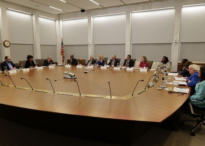El presidente Jerome Powell y la vicepresidenta Lael Brainard, al centro, en un panel de la Fed el 23 de septiembre pasado (Foto: Twitter Federal Reserve)