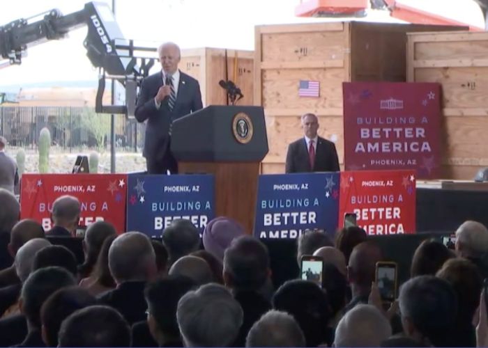 El presidente Joe Biden durante su discurso en la planta de TSMC en construcción en Phoenix, Arizona, el martes 6 de diciembre (Foto: Twitter @POTUS)