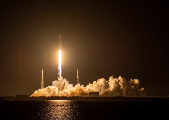 El cohete Falcon 9 lanzó 54 satélites Starlink a la órbita terrestre baja, completando la misión número 60 de SpaceX en 2022 (Foto: Twitter)