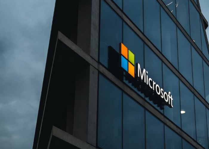 Microsoft redobla su alianza con OpenAi después de despedir a miles de empleados (Imagen: Pexels)