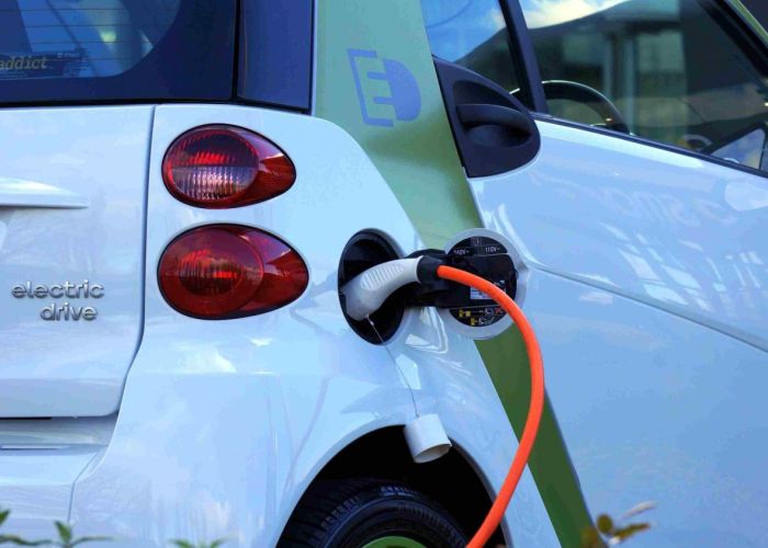 Las empresas automotrices buscan impulsar el mercado de los vehículos eléctricos en México (Imagen: Pexels)