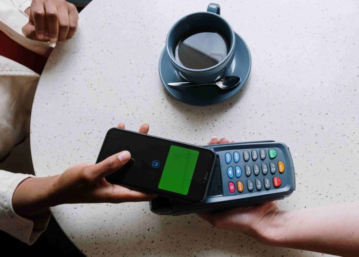 Representación de los pagos realizados por medio de la tecnología NFC en terminales contactless (Imagen: Pexels)