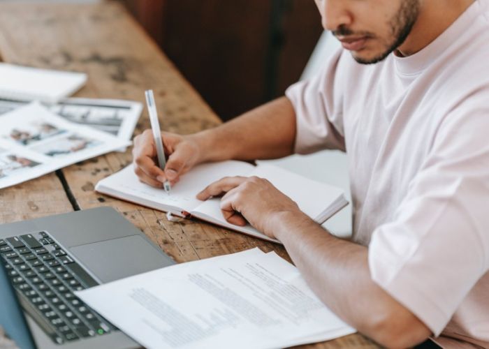 Los ingresos de los hombres con posgrado completo o incompleto cayeron 43% entre 2016 y 2022, según INEGI (Foto: Pexels)