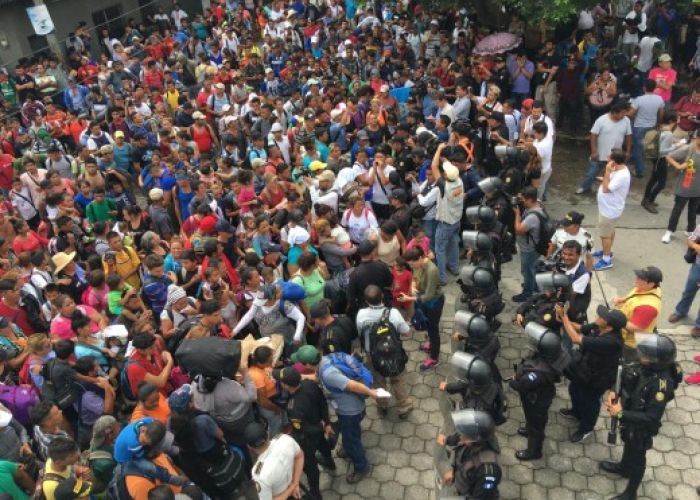 La caravana migrante de centroamericanos en la frontera con México (Twitter: @PdPagina)