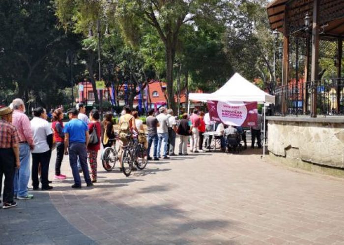 Mesa de votación en la Ciudad de México el primer día de la Consulta por el NAIM