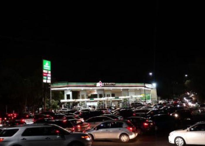 Un gasolinera con largas filas de vehículos en la Ciudad de México (Foto: Twitter)