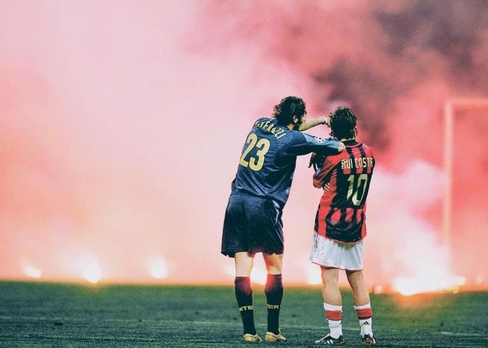 Rui Costa y Materazzi en unos cuartos de UCL en 2005, una de las postales memorables del derby (Foto de When Sunday Comes)