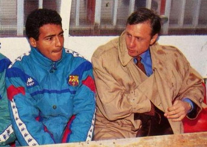 Romario y Johan Cruyff en el banco del Barcelona. (Foto de RadioHouse hn)