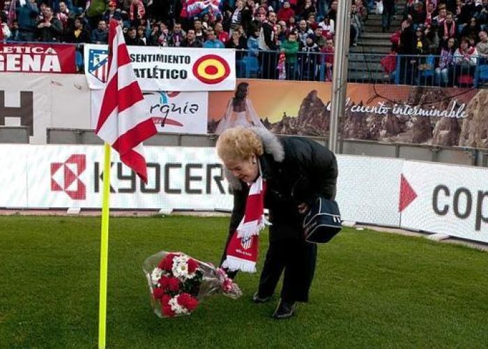 Margarita Lenguo colocando el mítico ramo de flores en el 'córner de Pántic' en el Vicente Calderón. (Foto de ABC.es)