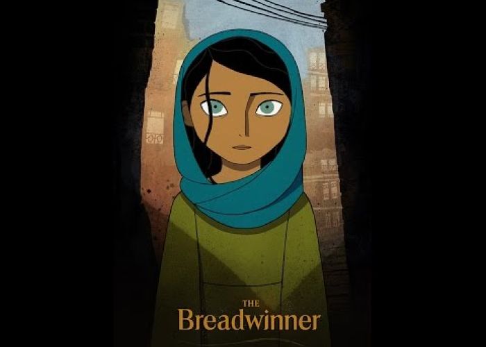 'The Breadwinner' es una estrella deslumbrante, basada en el relato homónimo de la escritora canadiense Deborah Ellis, quién en 1997 realizó una serie de entrevistas a mujeres y niñas afganas en un campo de refugiados en Pakistán, quienes huían de la revolución talibán.