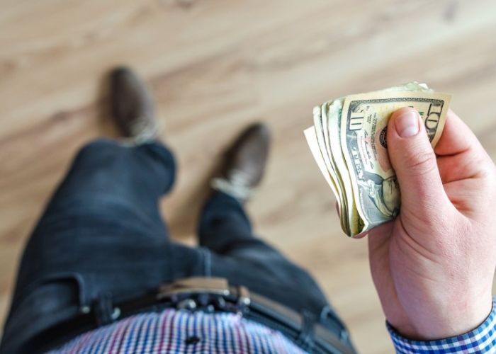 El dólar llegó a venderse en 25.13 pesos el 23 de marzo en el mercado interbancario. A partir de entonces la moneda mexicana se ha apreciado frente a la divisa estadounidense.