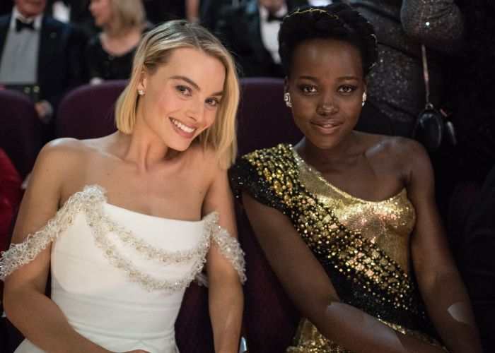 Nominadas al Oscar a actriz principal, Margot Robbie y Lupita Nyong'o en la edición 90 de los premios de la Academia, 4 de marzo de 2018.