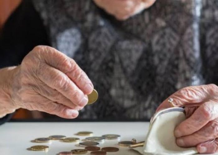 Una persona que trabaja y se inscribe en un plan de pensiones, cuando cumple con los requisitos de edad y/o tiempo en el sistema, tiene derecho a las prestaciones de la pensión.