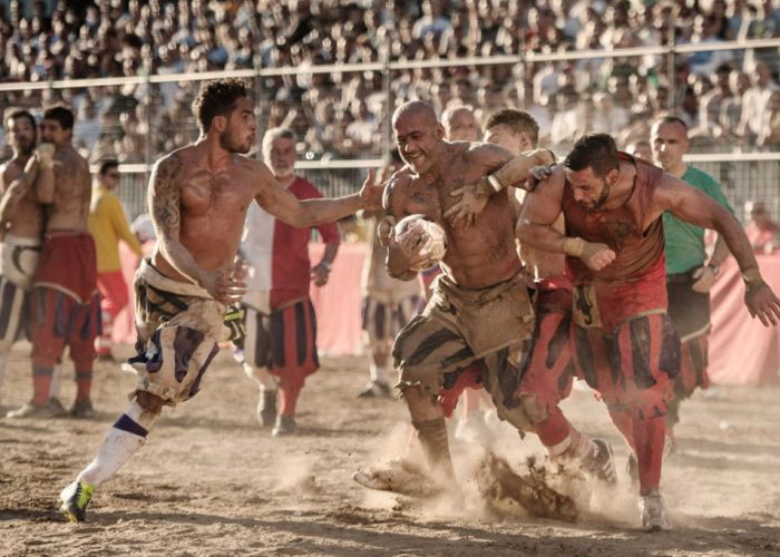 La estrategia central del juego es el boxeo sin guantes para abrir espacio hacia la portería. (Foto de PX Sports)