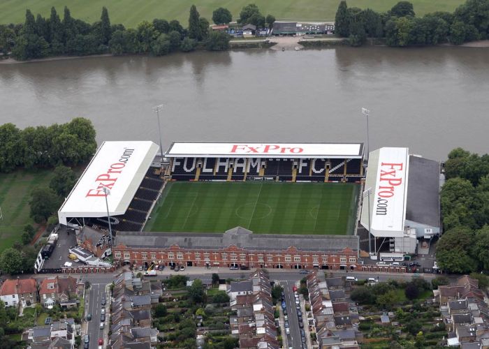 El Craven Cottage en El Barrio de Fulham con el Támesis al fondo y la mítica tribuna de ladrillo "Johnny Hanes". (Foto de La Jugada Vintage)