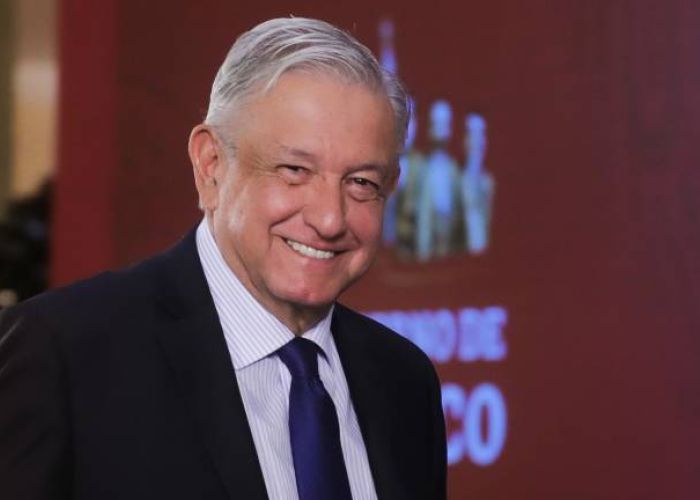 Andrés Manuel López Obrador riendo de frente.