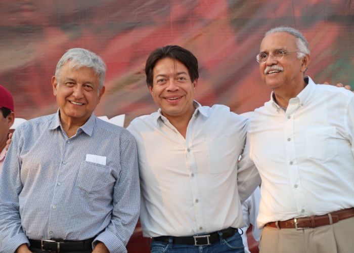 López Obrador, Mario Delgado y Miguel Ángel Navarro Quintero en un evento político en Nayarit en 2017 (Foto: Twitter)