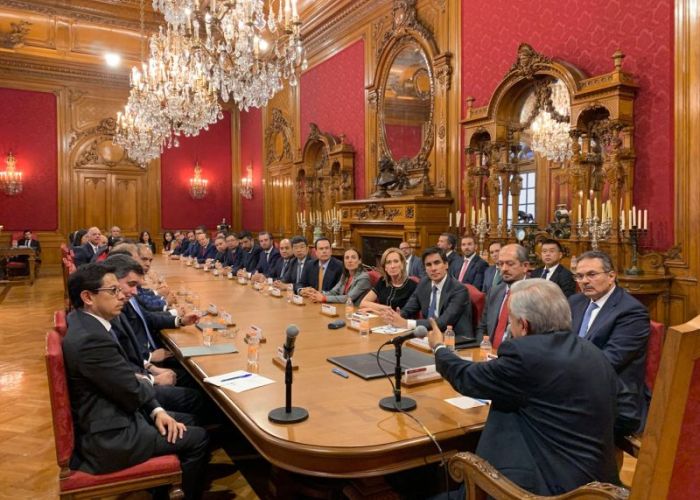 López Obrador y el director general de Pemex, Octavio Romero, en la firma de un acuerdo de refinanciamiento con 23 bancos el 27 de junio de 2019 (Foto: lopezobrador.org.mx)