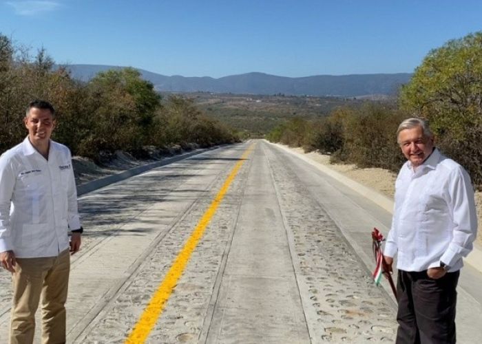 López Obrador en un camino pavimentado en Oaxaca.