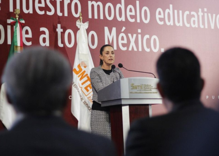 Claudia Sheinbaum con maestros del SNTE en 2022 (Foto: Gobierno de la CDMX)