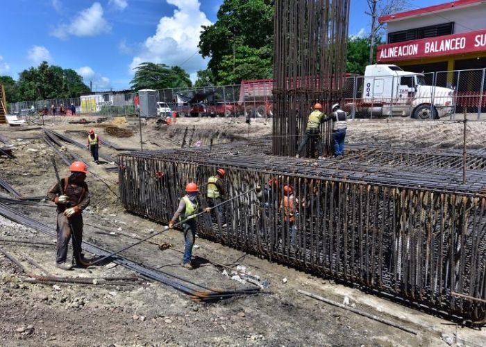 Trabajadores en la construcción del Tren Maya en junio 2022 (Foto: Fondo Nacional de Fomento al Turismo)