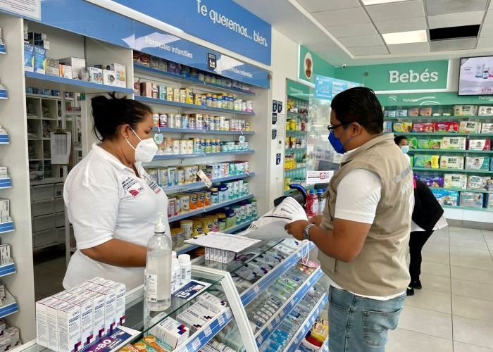 Un comprador de medicamentos en una farmacia del país.