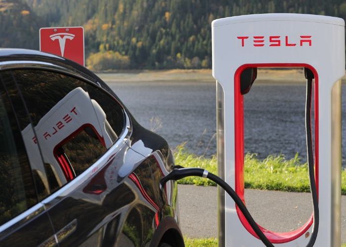 Tesla enfrenta caída en ventas tras mantenimiento de plantas.