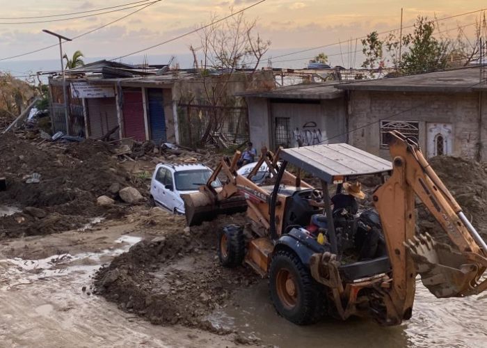 Ciudadano abriendo camino en Acapulco (Foto: @danay_h)