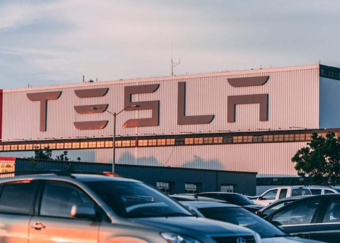Las acciones de Tesla se mantuvieron estables, con un ligero descenso del 0.02% antes del cierre del mercado. La Inteligencia Artificial podría impulsar a Tesla en 2024. (Imagen: Pexels)