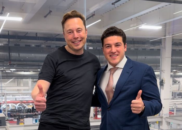 Elon Musk y Samuel García Sepúlveda el 1 de marzo en el anuncio de una gigafábrica de Tesla en Nuevo León (Foto: @samuel_garcias)