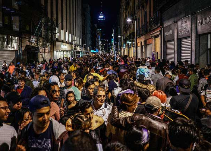 El autor plantea humanizar la economía.