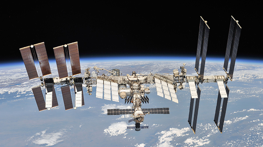 La Estación Espacial Internacional  el 4 de octubre de 2018 por la tripulación de la Expedición 56 que partía durante un sobrevuelo a bordo de la nave espacial Soyuz MS-08. Crédito: Roscosmos/NASA