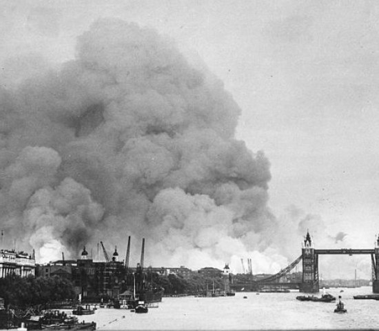Vista del río Tamesis y el humo de los puertos de Londres tras los primeros bombardeos del 7 de septiembre