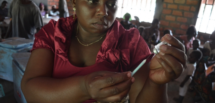 Enfermera en Sudáfrica preparando vacuna contra neumonía. 